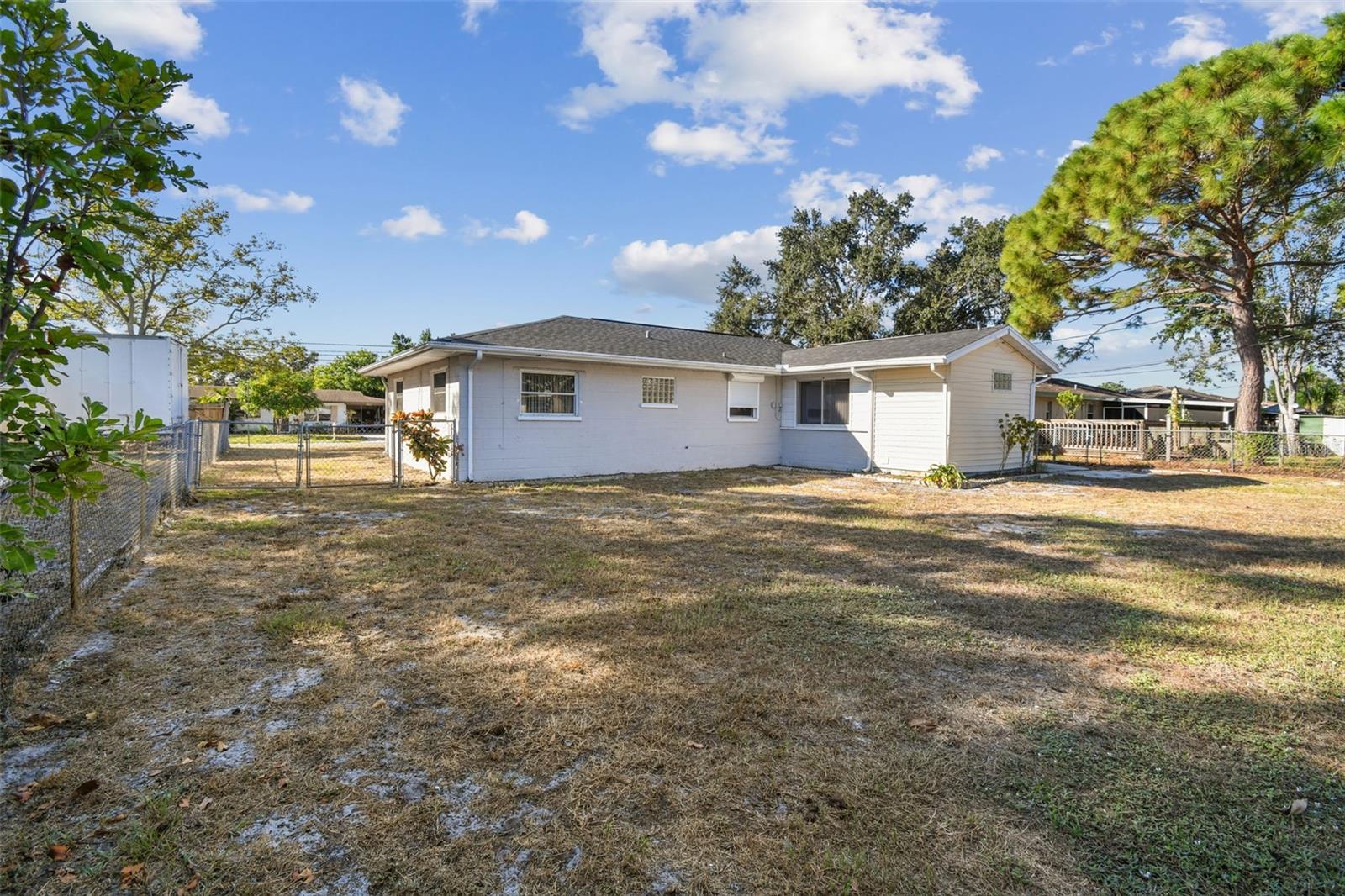 HOLIDAY HEIGHTS 2ND ADD CORR OF BLK 20 - Residential