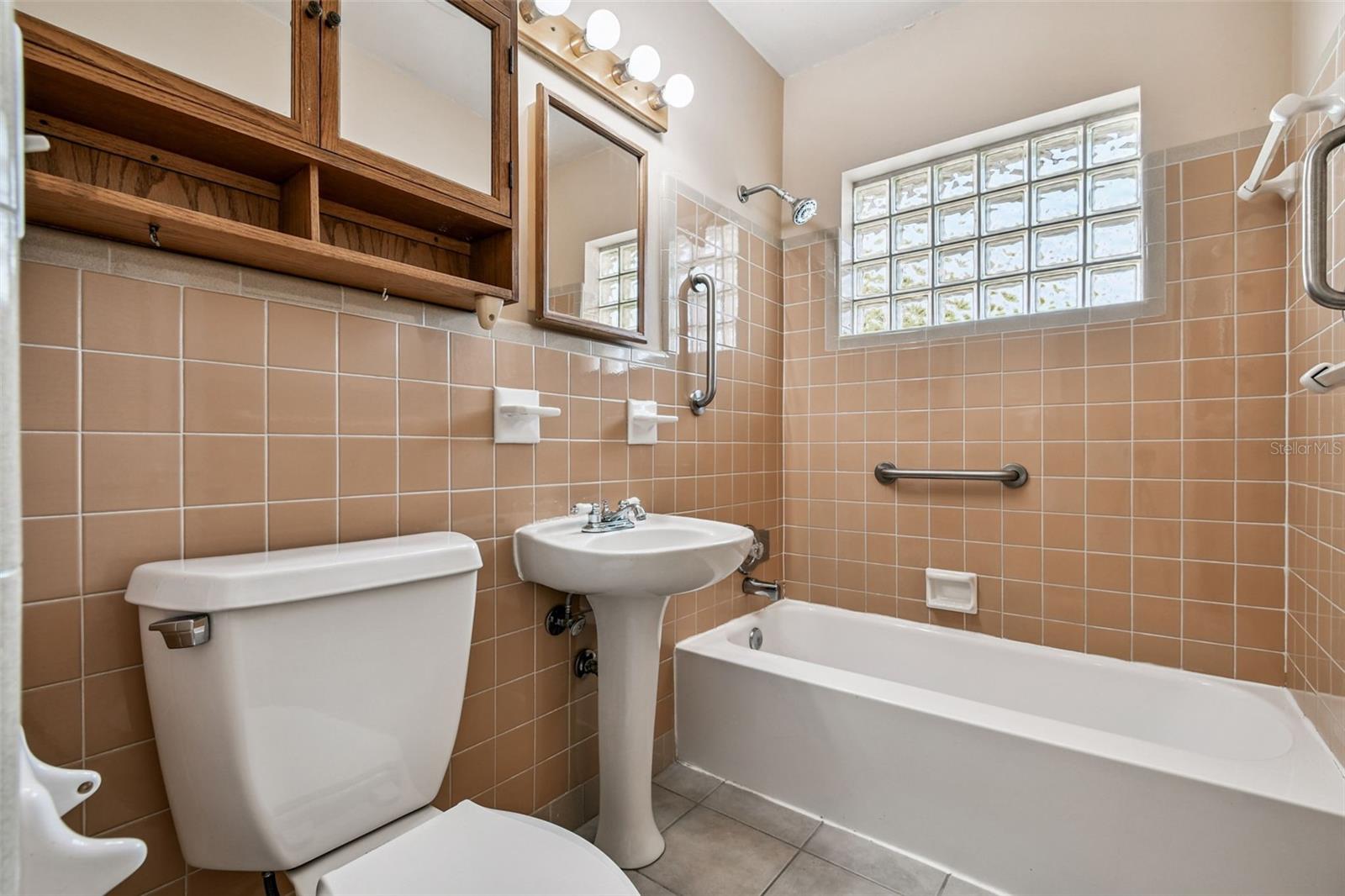 HOLIDAY HEIGHTS 2ND ADD CORR OF BLK 20 - Residential