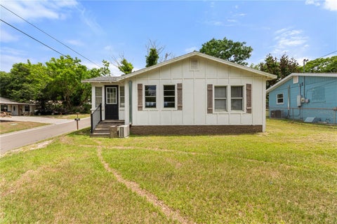 Photo of 301 Weaver Avenue, Lake Wales, FL 33853 (MLS # L4962386)