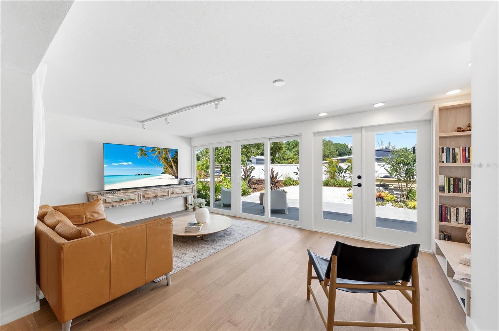 SOUTH GATE MANOR - Residential