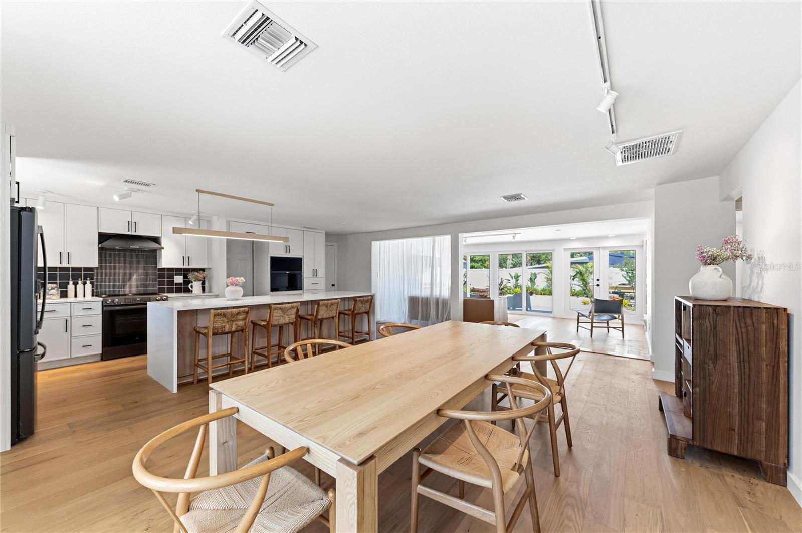 SOUTH GATE MANOR - Residential