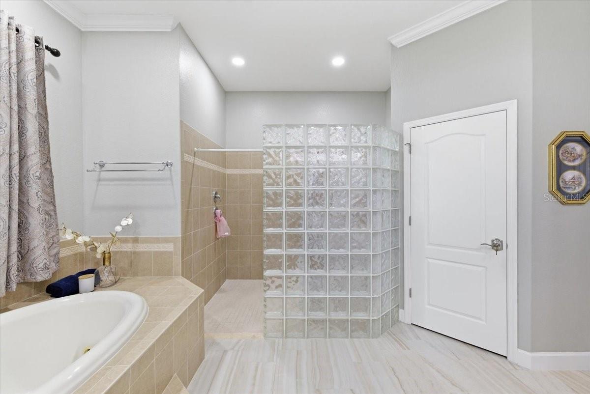 RIVERSIDE ESTATES - Residential