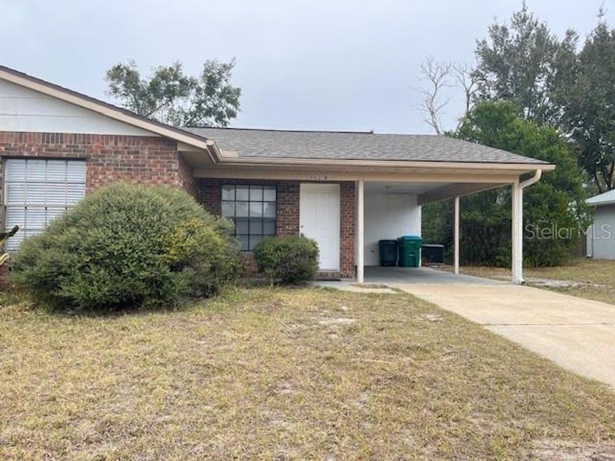 Charming 2 bedroom, 2 bath half duplex in a convenient Deltona location near Deltona Blvd. Comfortable layout with ample living space, close to shopping, schools, and everyday conveniences.