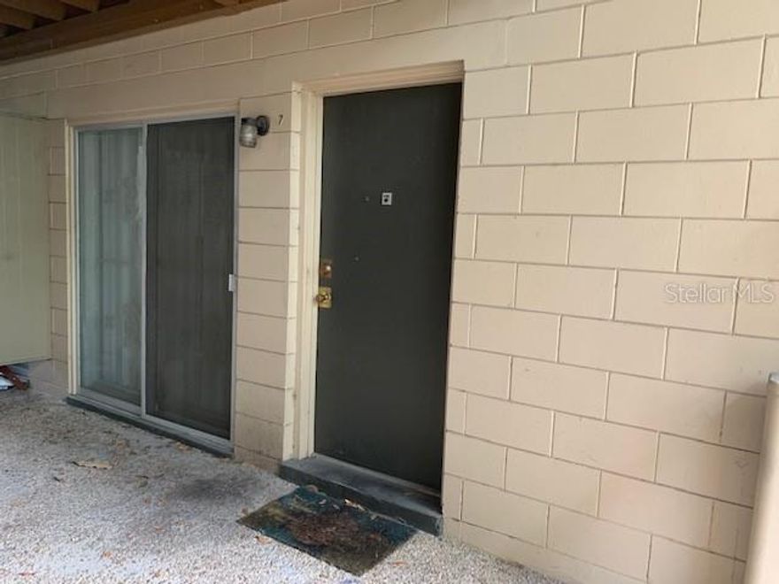 Location! Location! Location! Avoid I-4. Walk to downtown. Close to everything in the great downtown area. Close to hospitals and all major roads. Granite counter tops and updated appliances. Assigned parking.