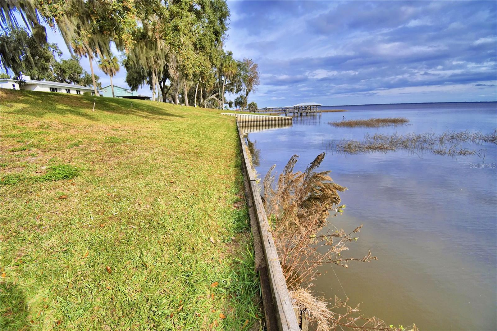 LAKE WALK IN WATER HEIGHTS - Residential