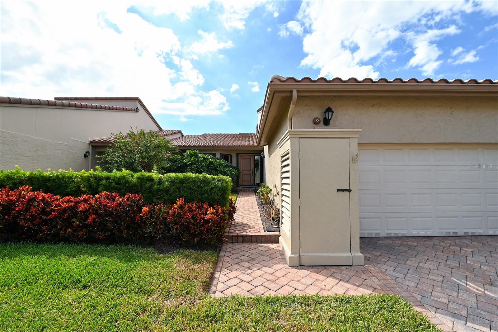 HARBOUR OAKS 2 - Residential Lease