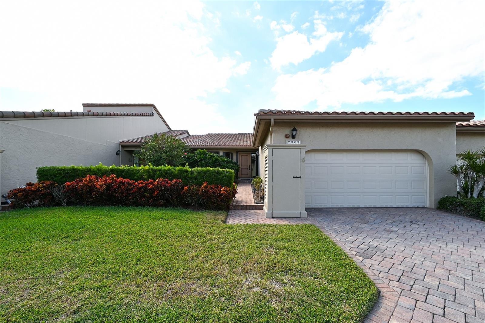 LIVE THE LIFE ON LONGBOAT KEY...in this three bedroom, two-and-a-half bathroom villa in the BAY ISLES gated community. Open floor plan, with vaulted ceilings, hardwood floors throughout. Private screened in pool with a view of the golf course and evening sunsets with plenty of space for entertaining. Kitchen is equipped with everything a cook would need including a separate wet bar with a built-in wine cooler. Access to the private deeded Bay Isles Beach Club. Just a short drive to the Longboat Key's Town Center for all your shopping needs.
Dec-April $12,000 a month + tax & fees May-Nov. $8,000 a month + tax & fees. GULF OF MEXICO, LONGBOAT KEY VACATION RENTALS, SARASOTA VACATION RENTALS.