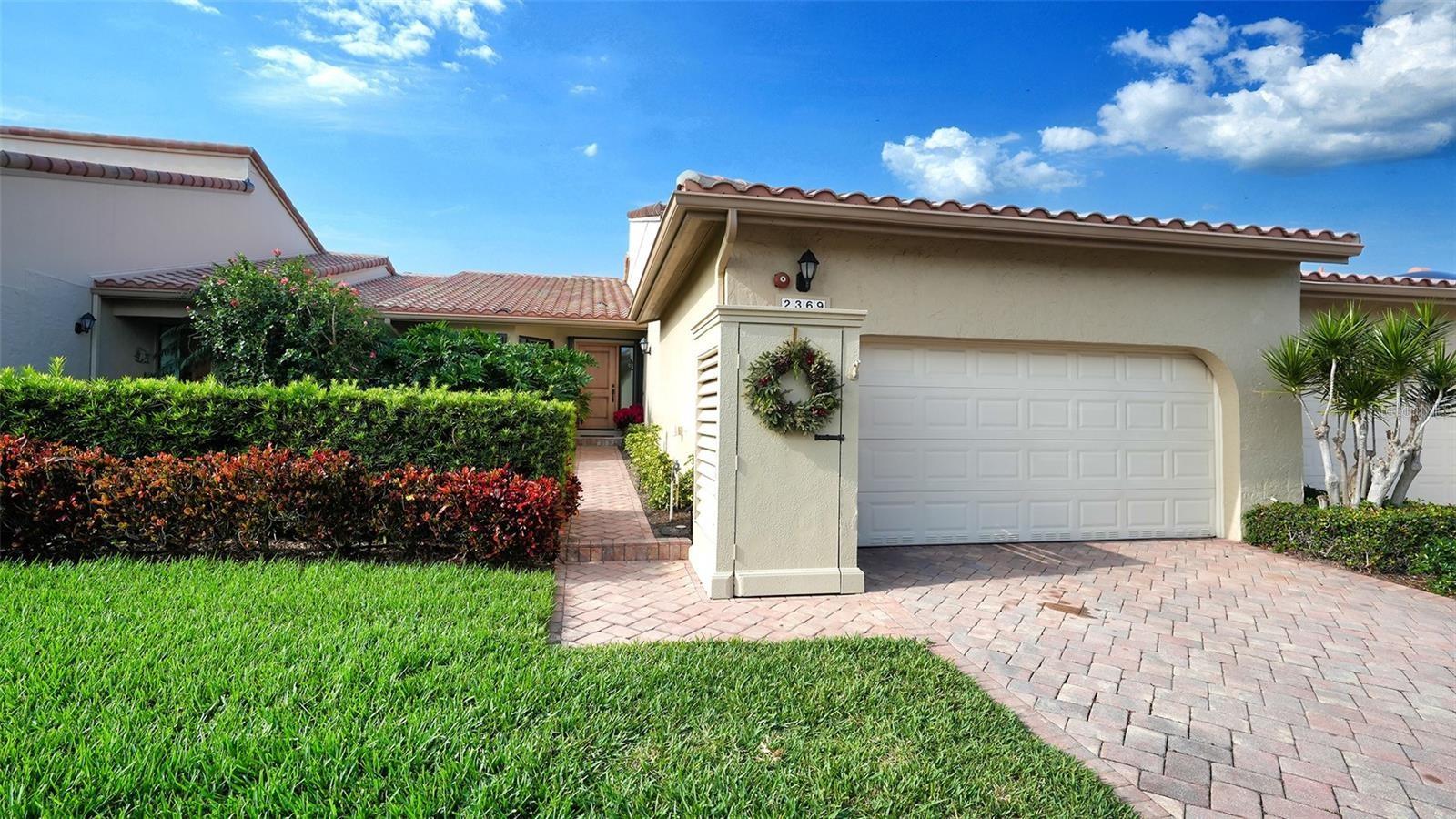 LIVE THE LIFE ON LONGBOAT KEY...in this three bedroom, two-and-a-half bathroom villa in the BAY ISLES gated community. Open floor plan, with vaulted ceilings, hardwood floors throughout. Private screened in pool with a view of the golf course and evening sunsets with plenty of space for entertaining. Kitchen is equipped with everything a cook would need including a separate wet bar with a built-in wine cooler. Access to the private deeded Bay Isles Beach Club. Just a short drive to the Longboat Key's Town Center for all your shopping needs.
Owner will consider short term rentals, Dec-April $12,000 a month + tax, May-Nov. $8,000 a month + tax with an application fee of $200.