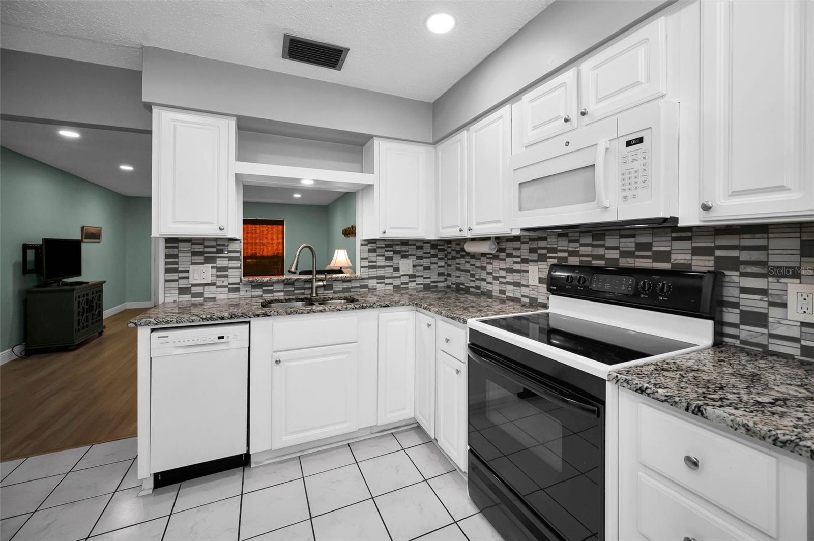 HEATHER HILL APTS - Residential