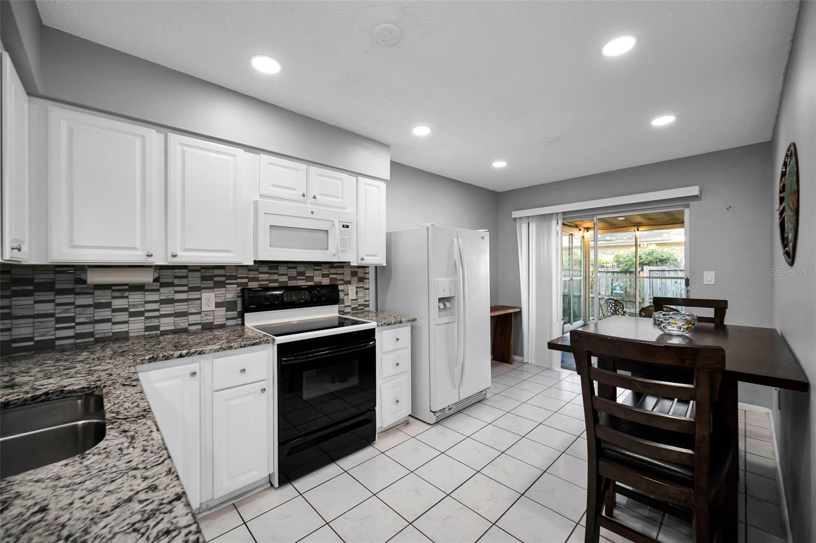 HEATHER HILL APTS - Residential