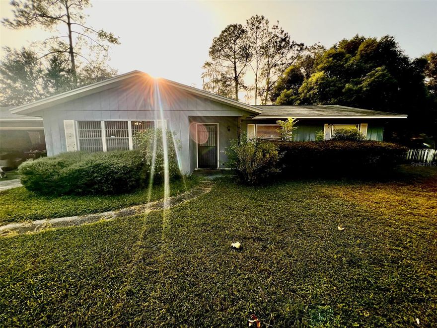 This 3 bedroom 2 bathroom home is in the perfect location close to shopping, dinning, and entertoyment. Just 10 minutes to the University of Florida.