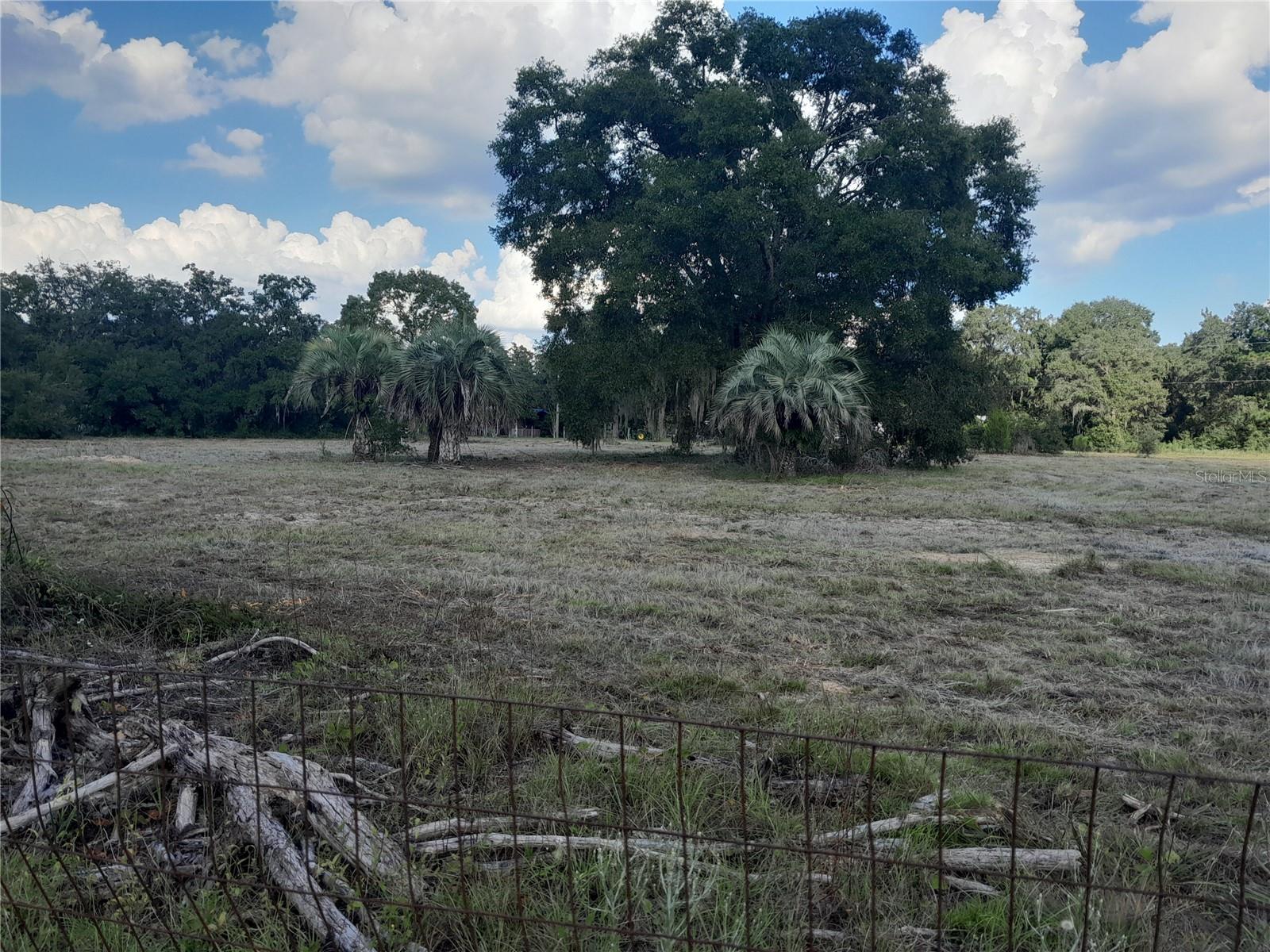 COUNTRY ESTATES - Land