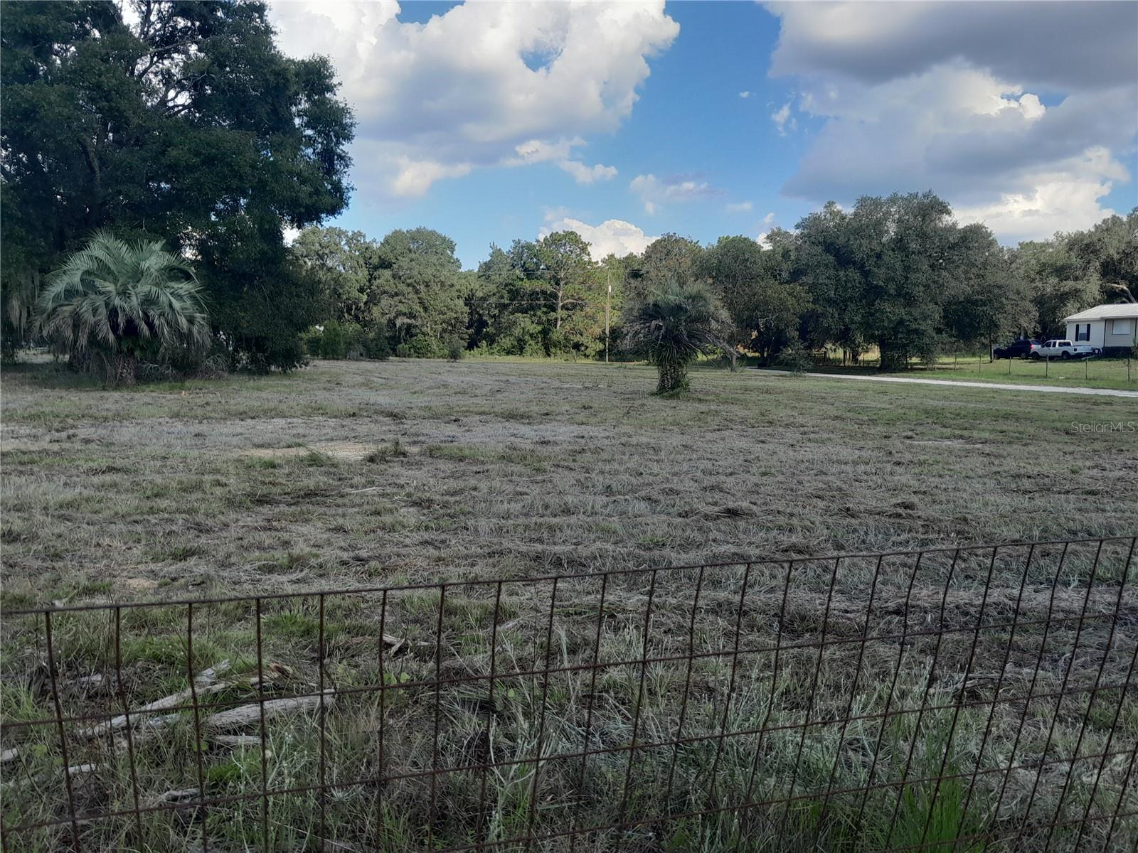 COUNTRY ESTATES - Land