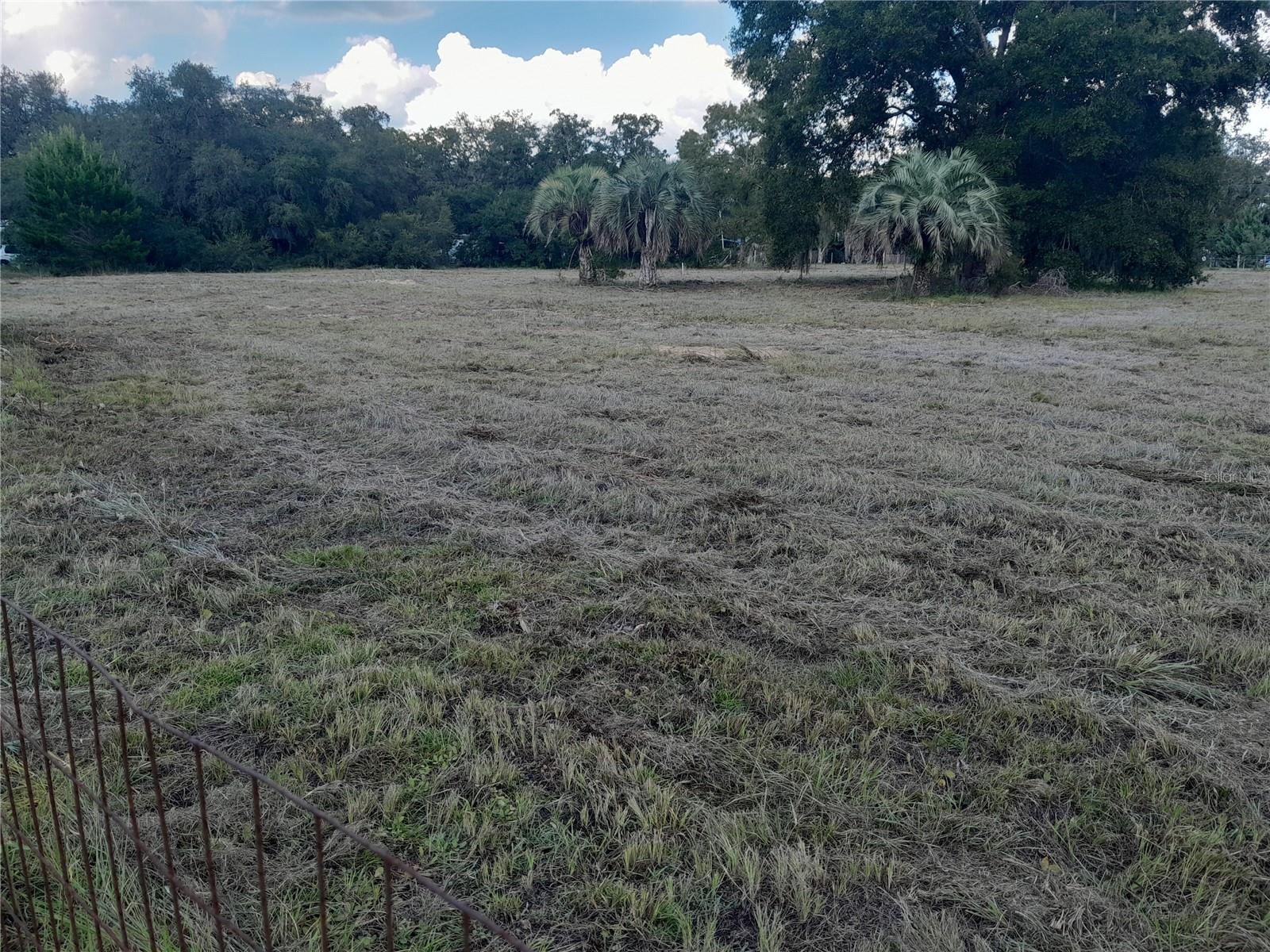 COUNTRY ESTATES - Land