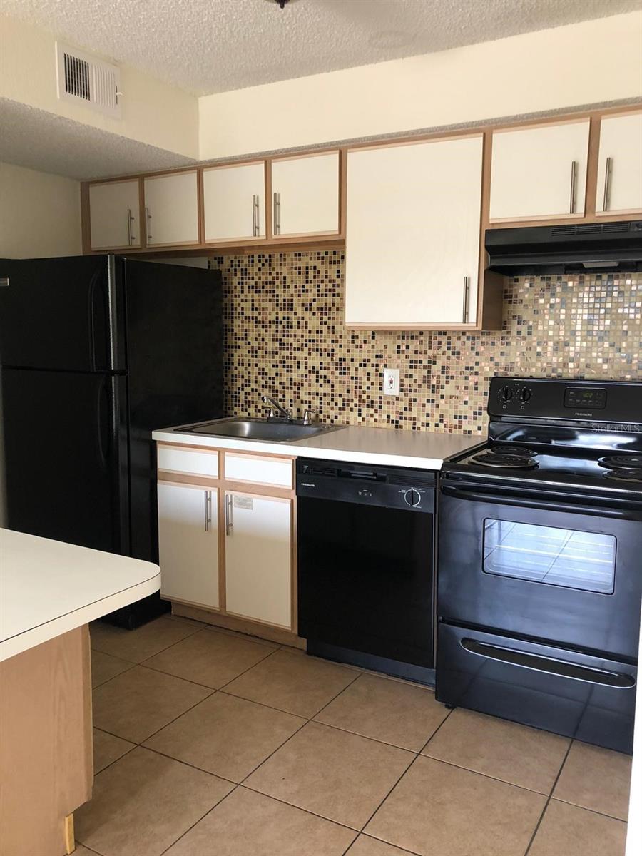 VILLAS DEL SOL AT KISS CONDO - Residential Lease