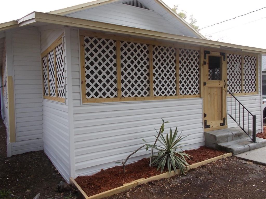 Photo of 518 6th Avenue SW, Largo, FL 33770 (MLS # W7883881)