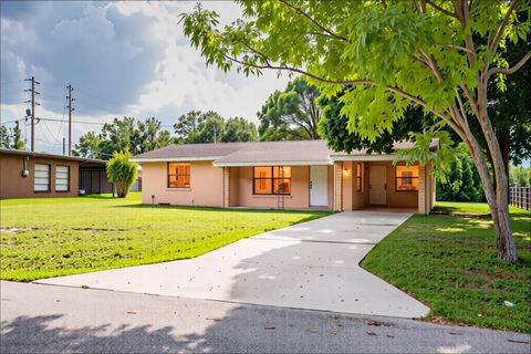 Photo of 113 Pinehurst Road, Sebring, FL 33870 (MLS # L4955473) Photo of 113 Pinehurst Road, Sebring, FL 33870 (MLS # L4955473)