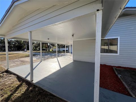 A home in LAKE WALES