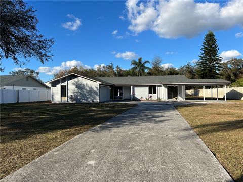 A home in LAKE WALES