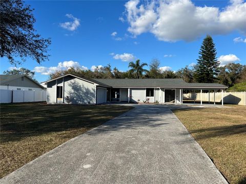 A home in LAKE WALES