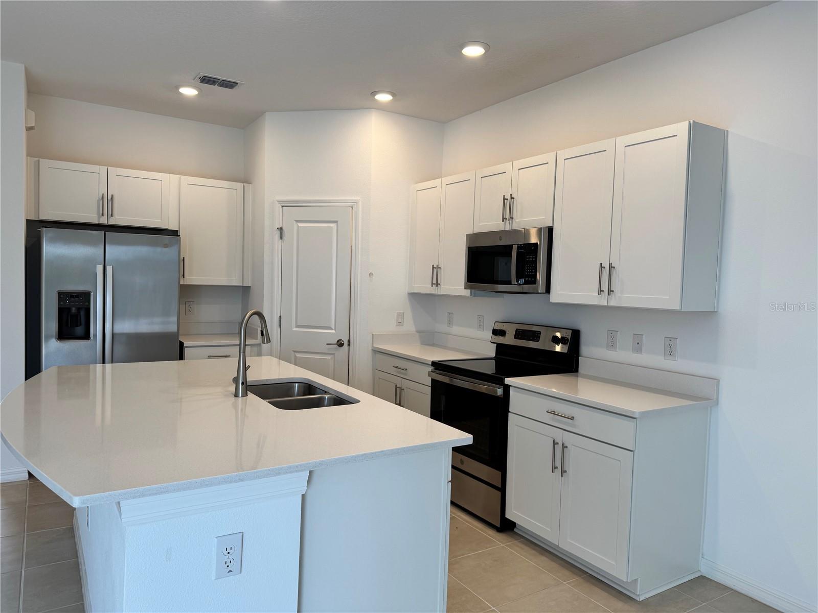 ARTISAN LAKES EDGESTONE NORTH PH I & II - Residential Lease