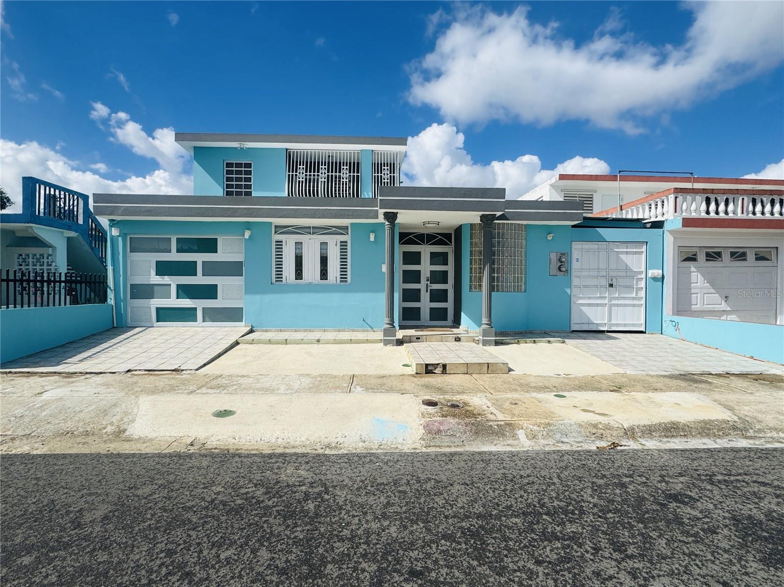 Urb. Turabo Gardens III - CAGUAS
First-floor house for rent. It consists of 5 bedrooms, a spacious master bedroom with a modern bathroom and walk-in closet, 2.5 bathrooms, living/dining room, family room, remodeled kitchen, extended carport, security doors and windows. Quiet and accessible area, on a cul-de-sac just minutes from Highway #52, pharmacies, bakeries, hospitals, supermarkets, and shopping centers.
READY TO MOVE IN! Make your appointment today!!