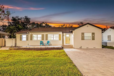 Photo of 533 34th Avenue NE, St Petersburg, FL 33704 (MLS # TB8438577)