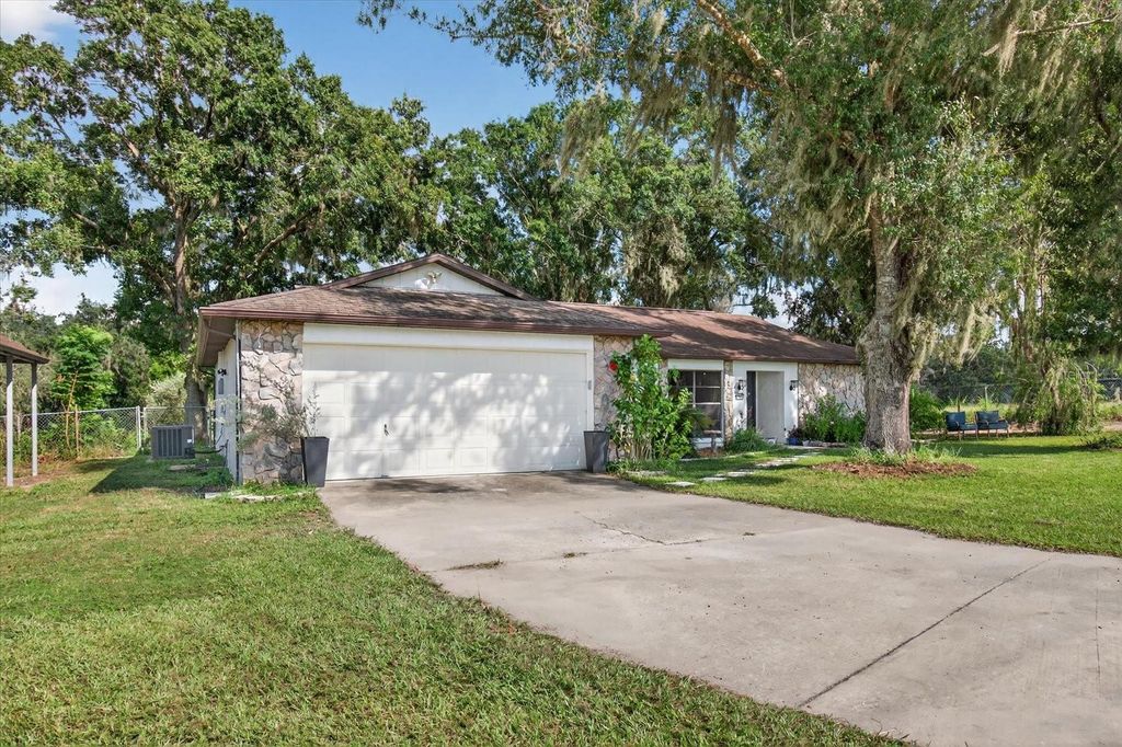 Photo of 1704 Streetman Acre Lane, Lithia, FL 33547 (MLS # TB8432715)