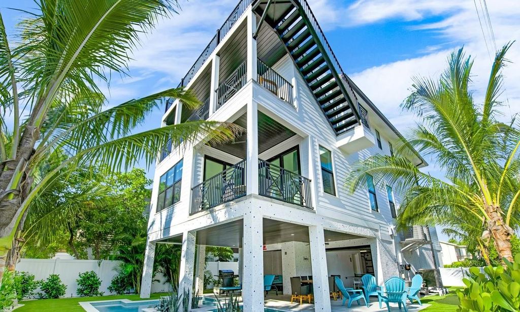 Photo of 2200 Avenue B, Bradenton Beach, FL 34217 (MLS # A4682263)