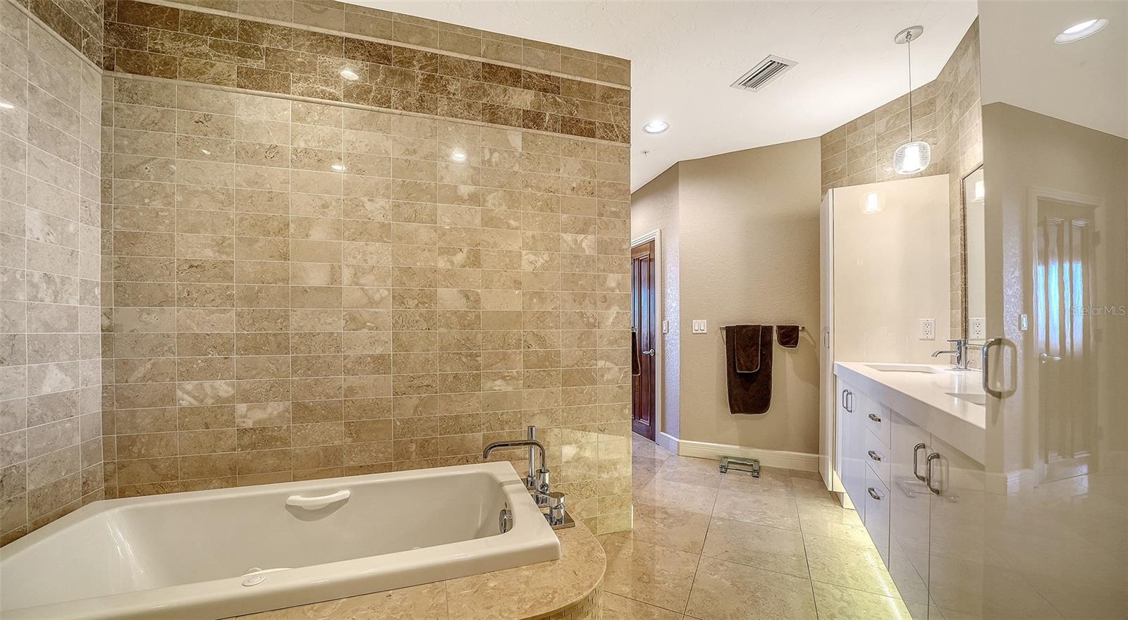 TANGERINE BAY CLUB - Residential