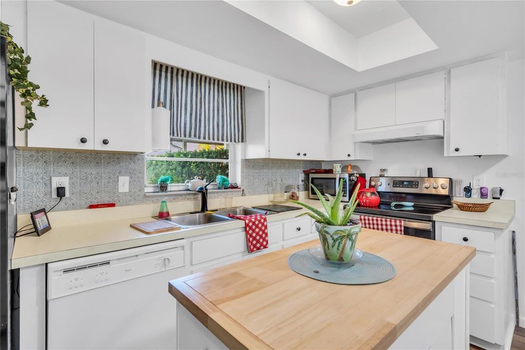 Photo of 6422 Bowdoin Place, Bradenton, FL 34207 (MLS # A4673059)