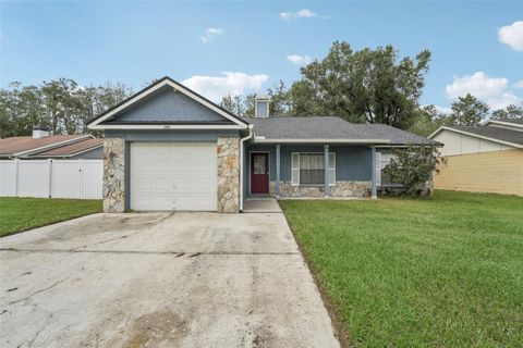 A home in PLANT CITY