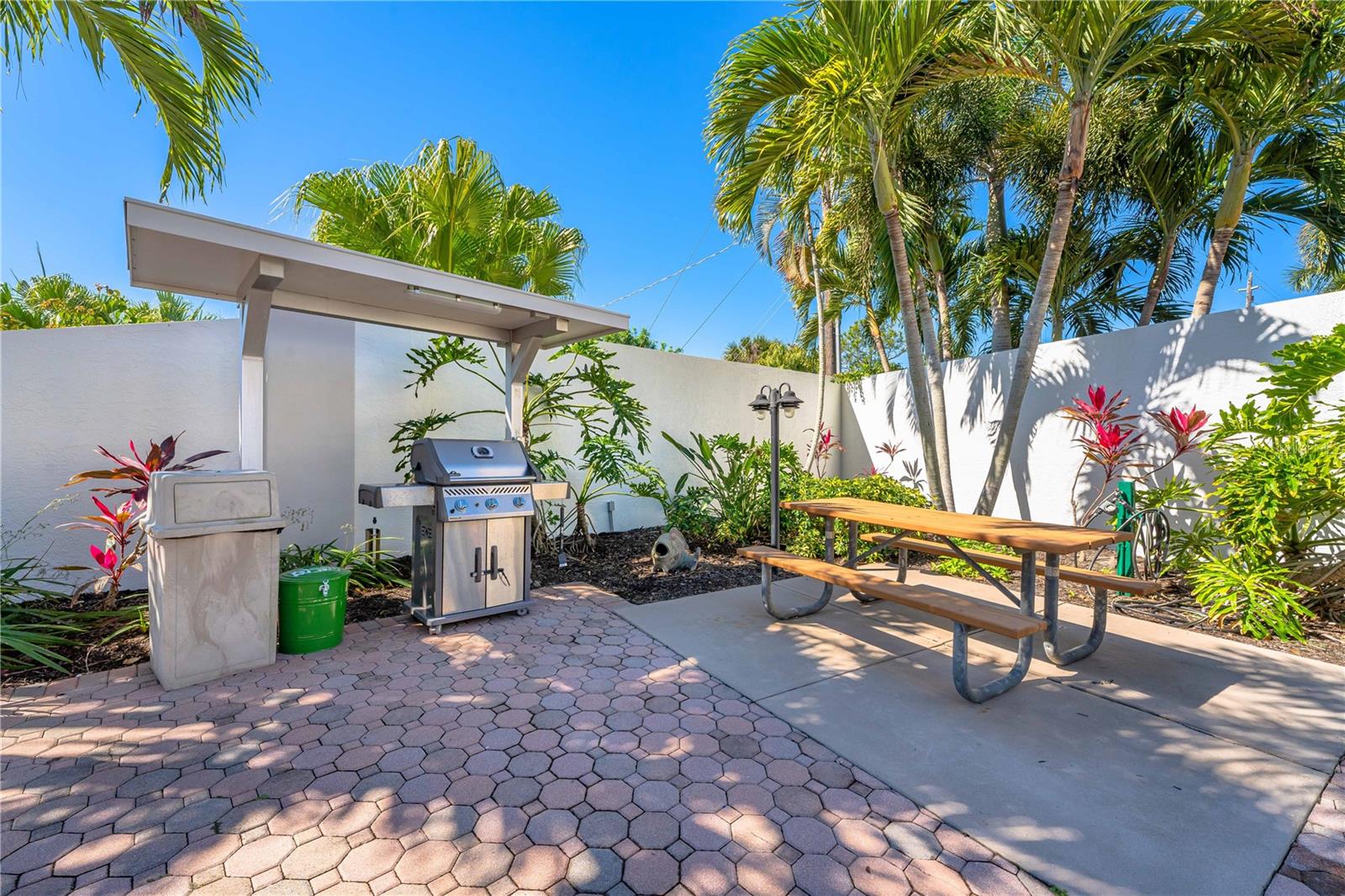 POINTE ON MIDNIGHT PASS - Residential Lease