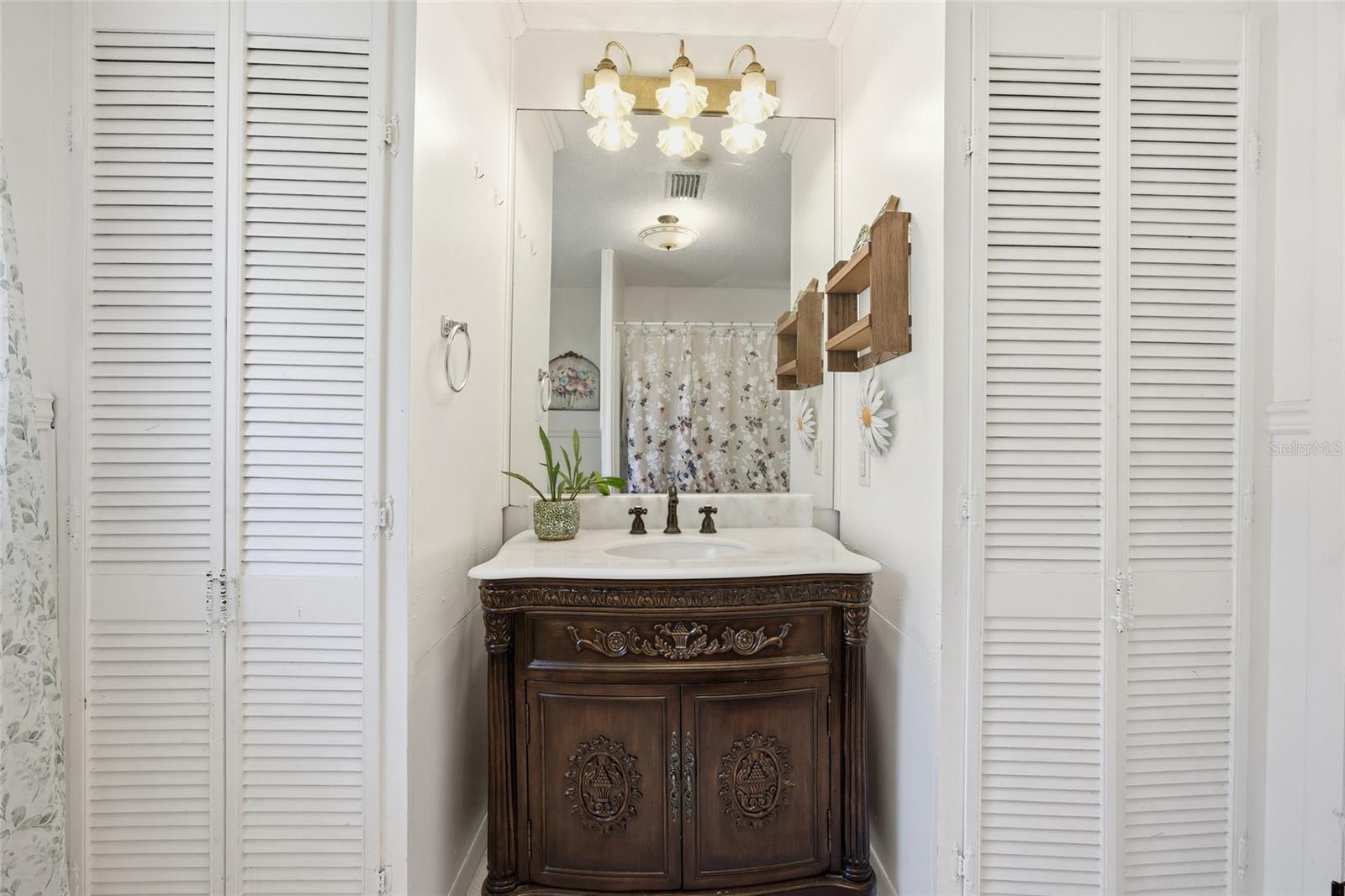 THREE LAKES ESTATE - Residential