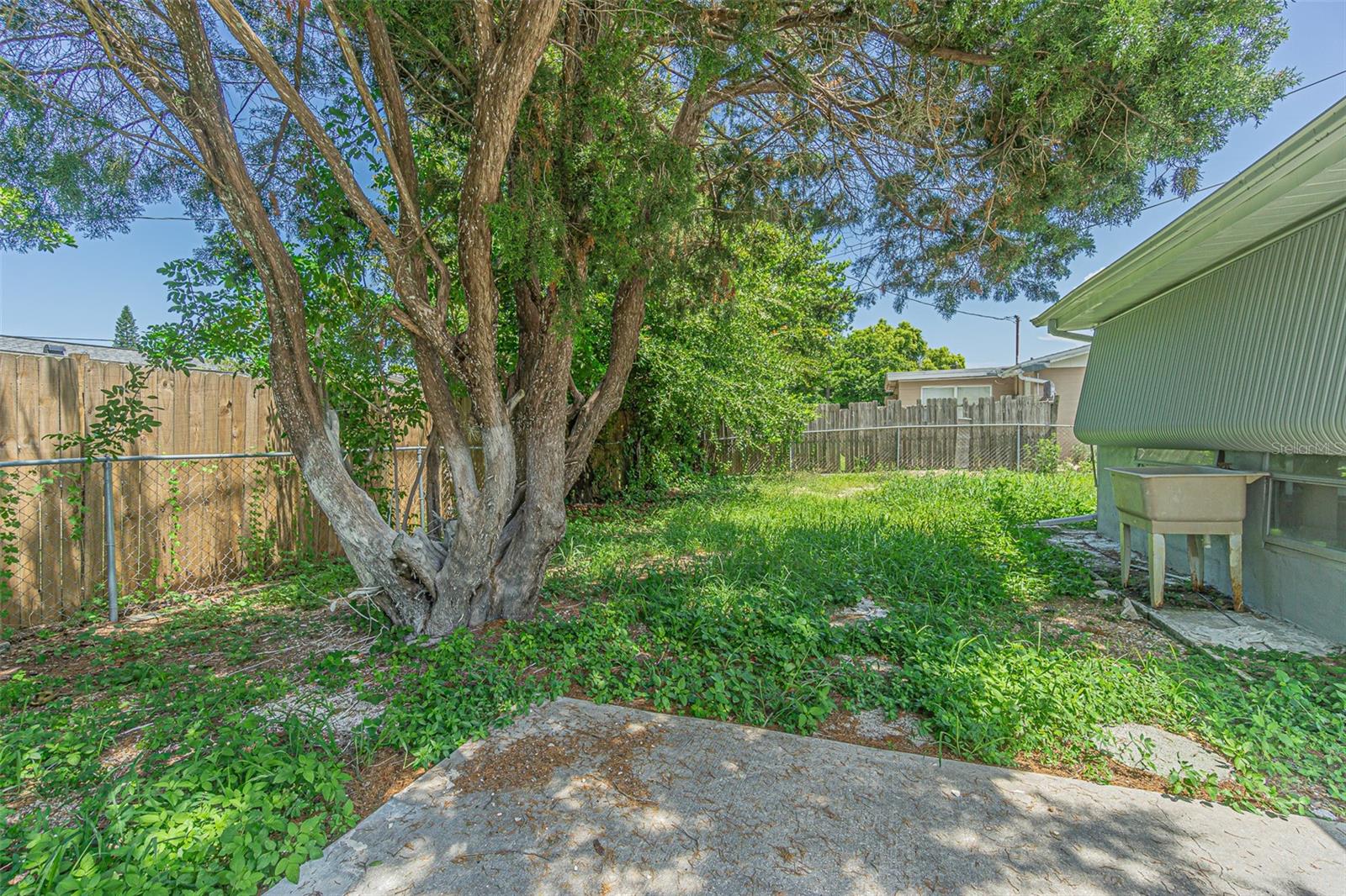 BEACON SQUARE - Residential Lease