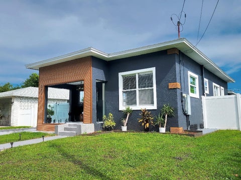 Photo of 2711 W Cordelia Street, Tampa, FL 33607 (MLS # TB8554191)