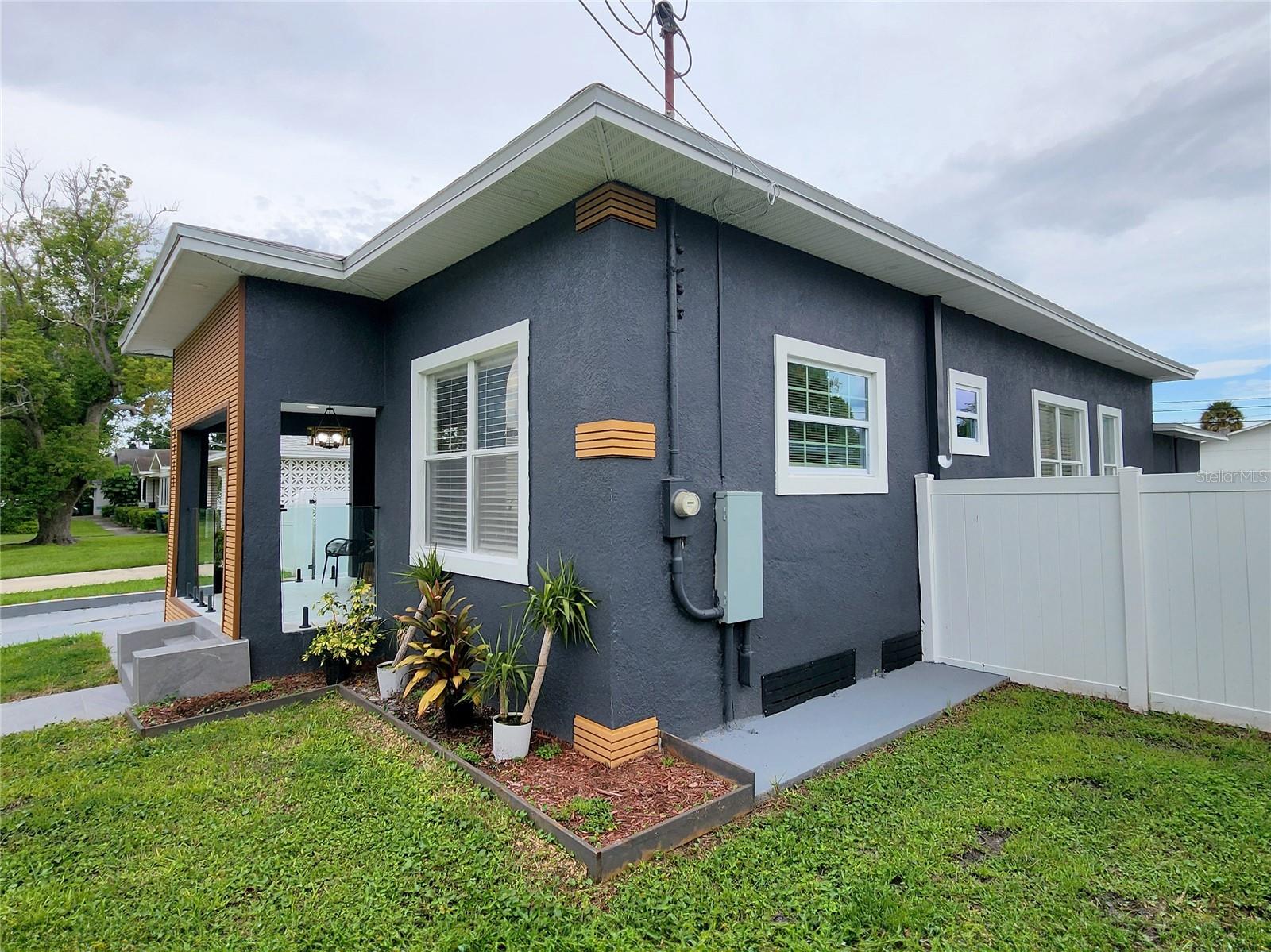 2711 W CORDELIA STREET