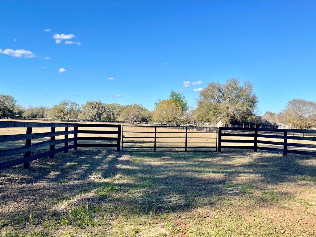 Photo of 15153 SE 73rd Avenue, Summerfield, FL 34491 (MLS # OM720105)