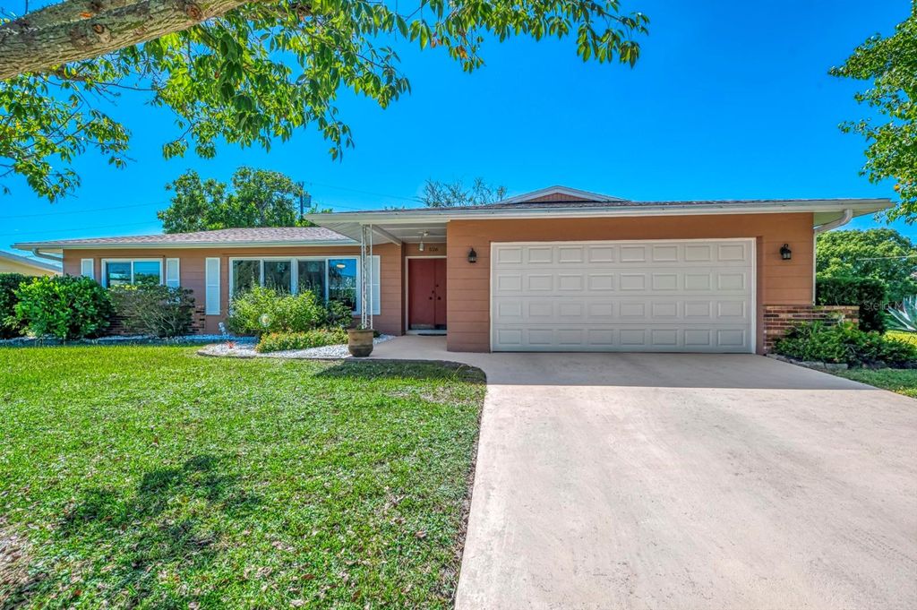 Photo of 526 Oxford Drive, Venice, FL 34293 (MLS # D6143834)
