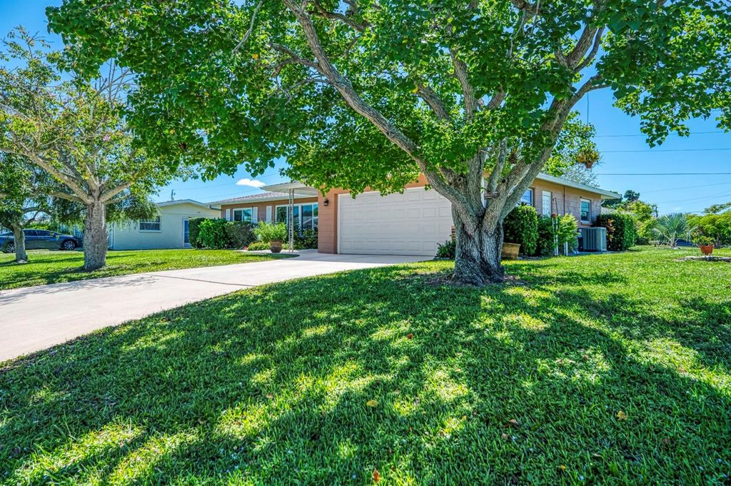 Photo of 526 Oxford Drive, Venice, FL 34293 (MLS # D6143834)
