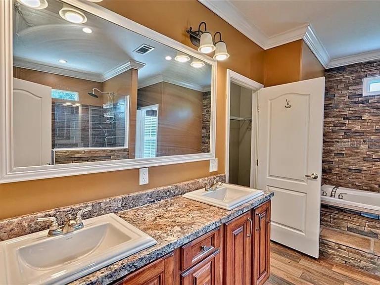 UNIVERSITY ESTATES - Residential