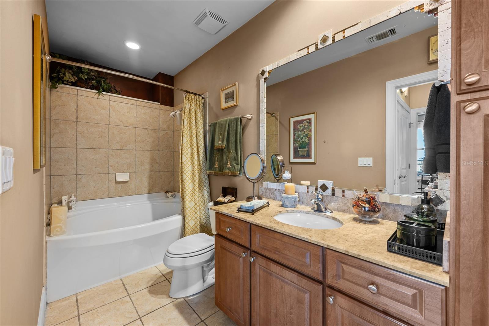 THE PARKSIDE OF ONE BAYSHORE - Residential