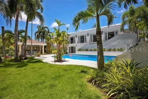 Las fotos interiores son del 2023.
TAMBIEN TENEMOS LOS PLANOS PARA REMODELACION Exquisite Residence in Santa María – One of San Juan’s Neighborhoods Discover this elegant 4-bedroom, 4.5-bathroom estate offering 4,600 sq. ft. of refined living, 2,200m space in the heart of Santa María, San Juan. Designed for comfort and entertaining, this residence blends sophistication with resort-style amenities. Property Features • 4 spacious bedrooms | 4.5 bathrooms • Two-car garage (marquesina) • Private wine cellar with capacity for 1,000 bottles • Open and bright living areas with high ceilings Amenities & Lifestyle • Sparkling pool with outdoor lounging areas • Tennis court, gym, and gazebo • Exclusive neighborhood with 24/7 security • Lush tropical landscaping for privacy and tranquility ?? Located in Santa María, one of Puerto Rico’s most sought-after communities, this property offers proximity to top schools, shopping, fine dining, and easy highway access—all within a secure, serene setting