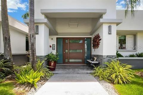 Las fotos interiores son del 2023.
TAMBIEN TENEMOS LOS PLANOS PARA REMODELACION Exquisite Residence in Santa María – One of San Juan’s Neighborhoods Discover this elegant 4-bedroom, 4.5-bathroom estate offering 4,600 sq. ft. of refined living, 2,200m space in the heart of Santa María, San Juan. Designed for comfort and entertaining, this residence blends sophistication with resort-style amenities. Property Features • 4 spacious bedrooms | 4.5 bathrooms • Two-car garage (marquesina) • Private wine cellar with capacity for 1,000 bottles • Open and bright living areas with high ceilings Amenities & Lifestyle • Sparkling pool with outdoor lounging areas • Tennis court, gym, and gazebo • Exclusive neighborhood with 24/7 security • Lush tropical landscaping for privacy and tranquility ?? Located in Santa María, one of Puerto Rico’s most sought-after communities, this property offers proximity to top schools, shopping, fine dining, and easy highway access—all within a secure, serene setting