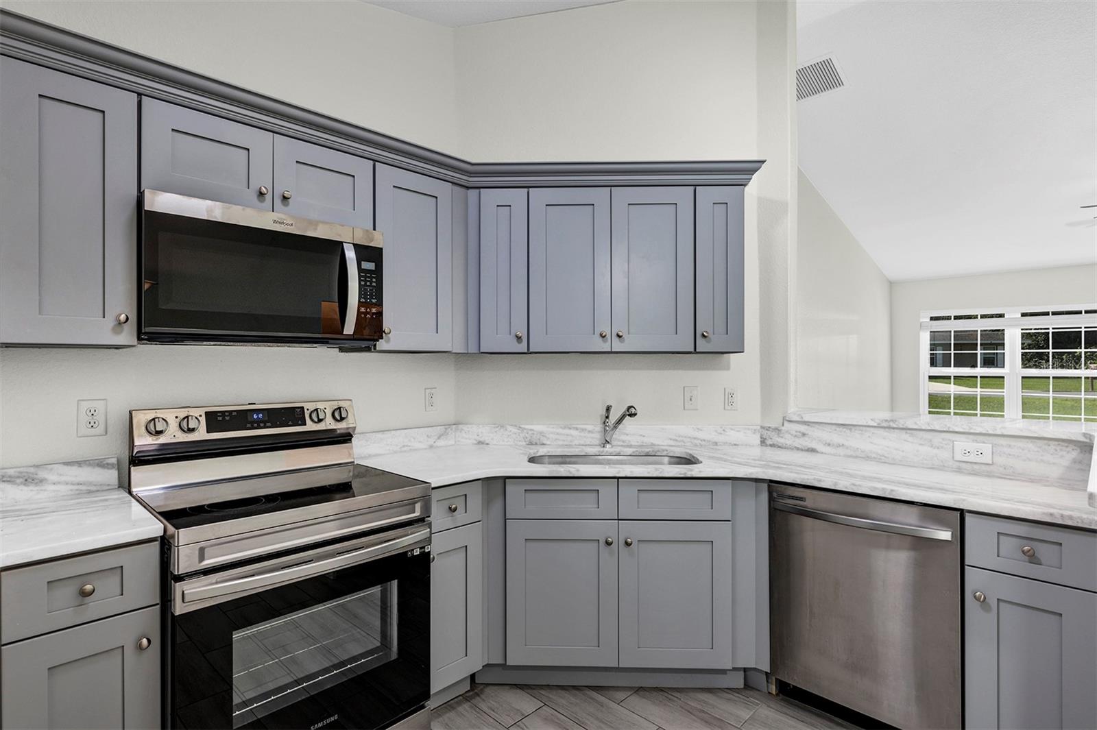 BELLEVIEWS SUNNY SKIES - Residential