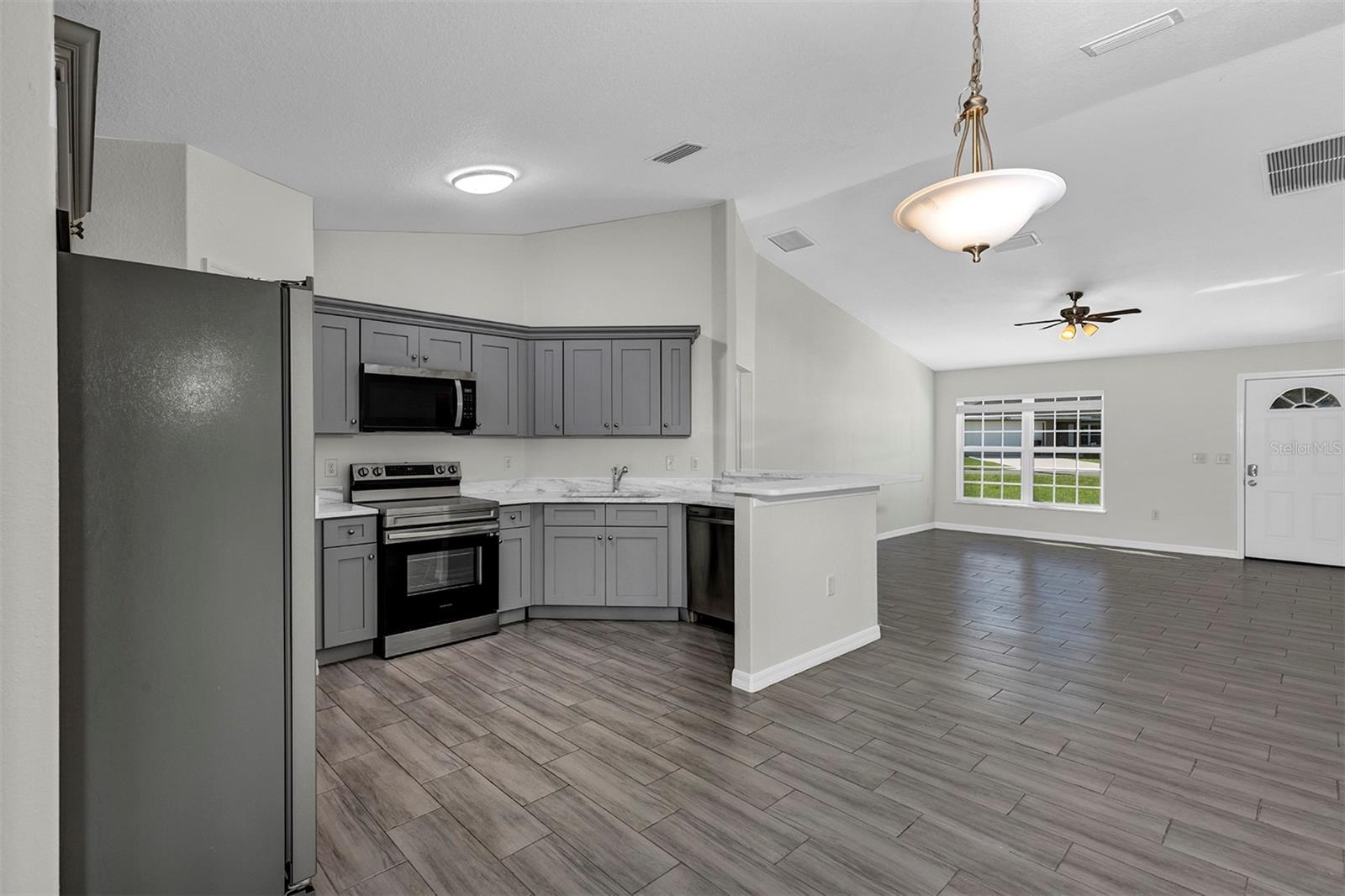 BELLEVIEWS SUNNY SKIES - Residential