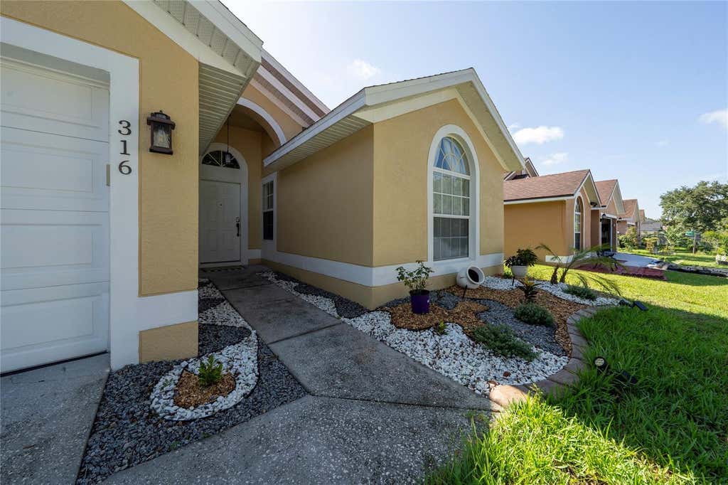 Photo of 316 Westscott Drive, Davenport, FL 33897 (MLS # S5153385)