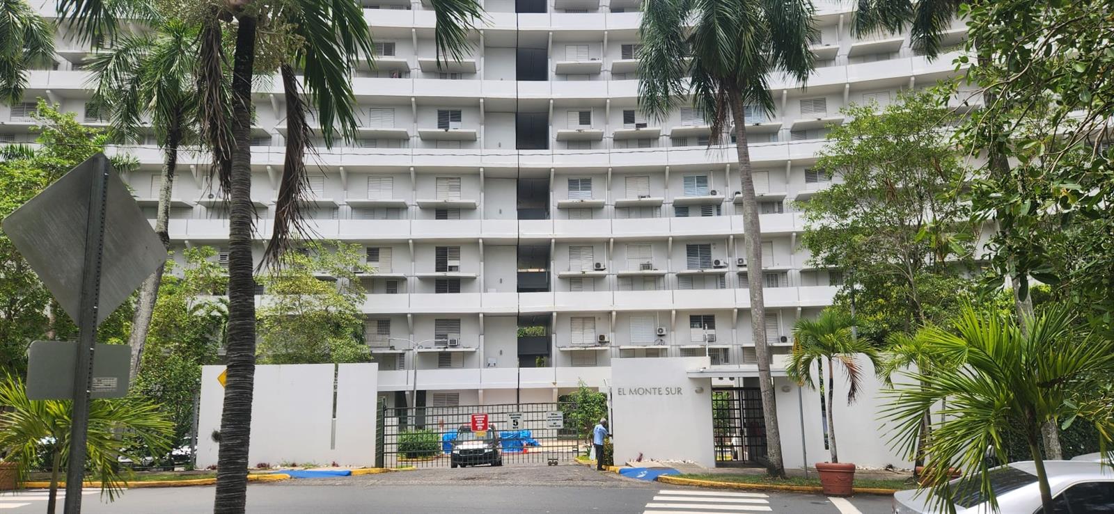 Garden Apartment for Rent – Prime Location
Comfortable garden-style apartment in a 7-story building. Features 1 bedroom and 1 bathroom. Maintenance is included. Excellent location with direct access to Ave. Piñero, across from the San Juan Courthouse and on Muñoz Rivera Avenue. Close to UPR, hospitals, restaurants, shopping centers, schools, and medical offices.