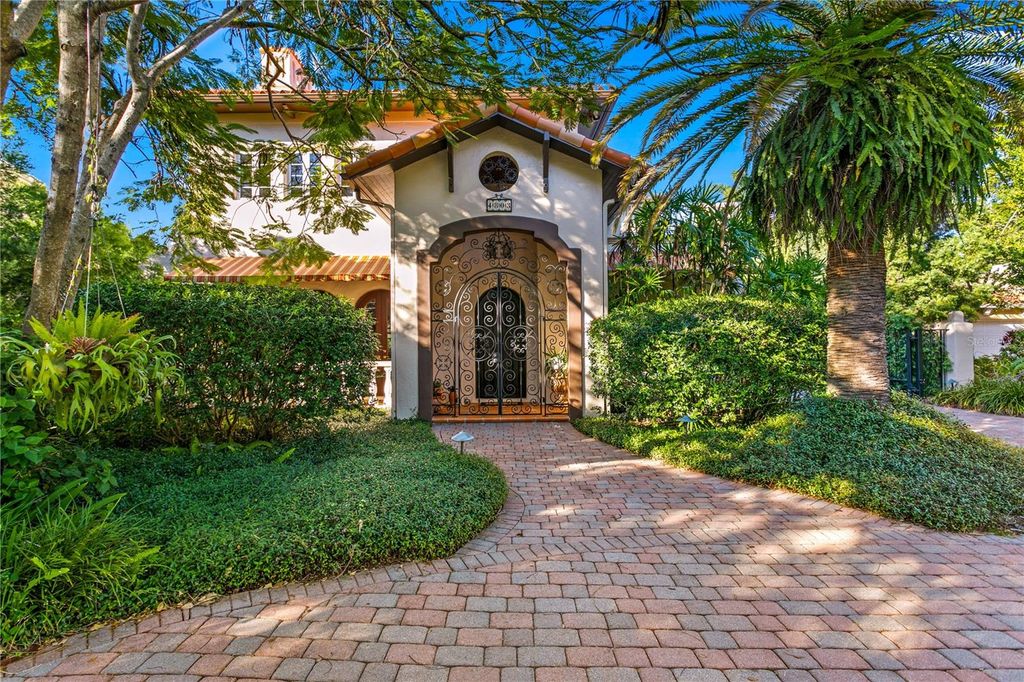 Photo of 4803 W Woodmere Road, Tampa, FL 33609 (MLS # TB8439358)