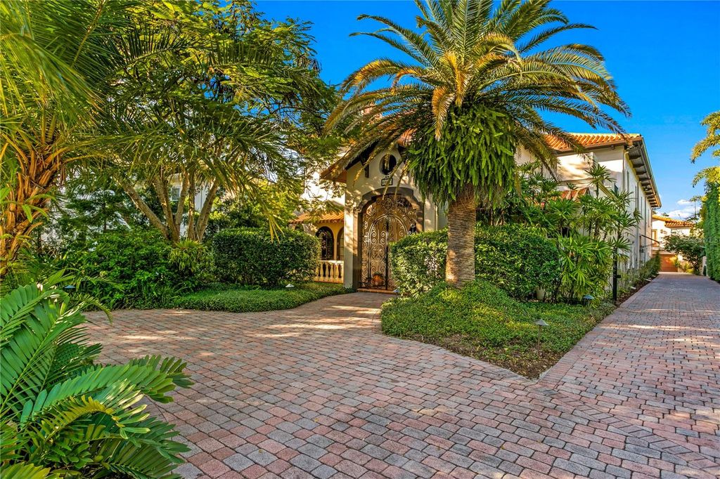 Photo of 4803 W Woodmere Road, Tampa, FL 33609 (MLS # TB8439358)